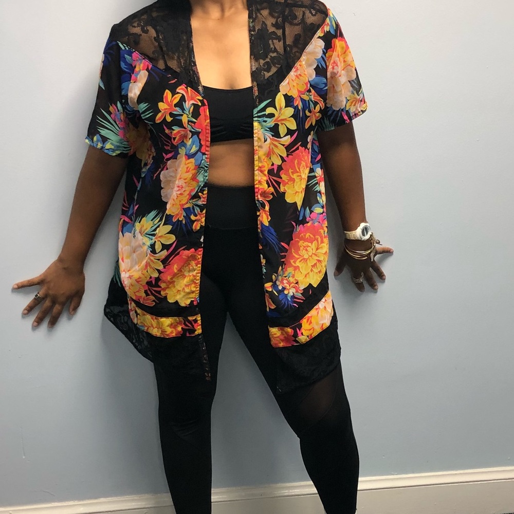 💙Cute floral cover up with lace! 🧡
